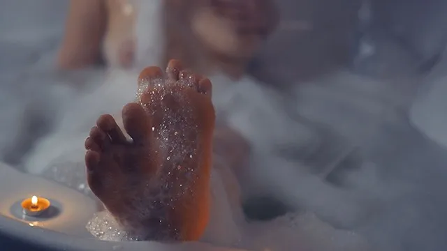 Erotic - Video: alone in the Bathroom