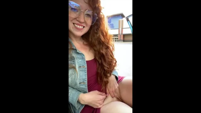 Amateur Redhead makes her self Cum in Parked Car.