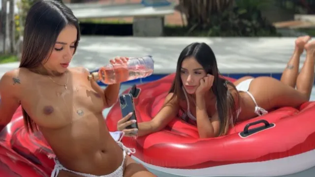Watch Samy Sun's perfect body in a bikini & get off to her solo play
