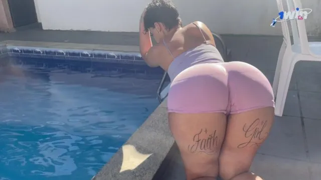 Fadynha, a curvy latina, takes a huge cock in her mouth and gets a cumshot