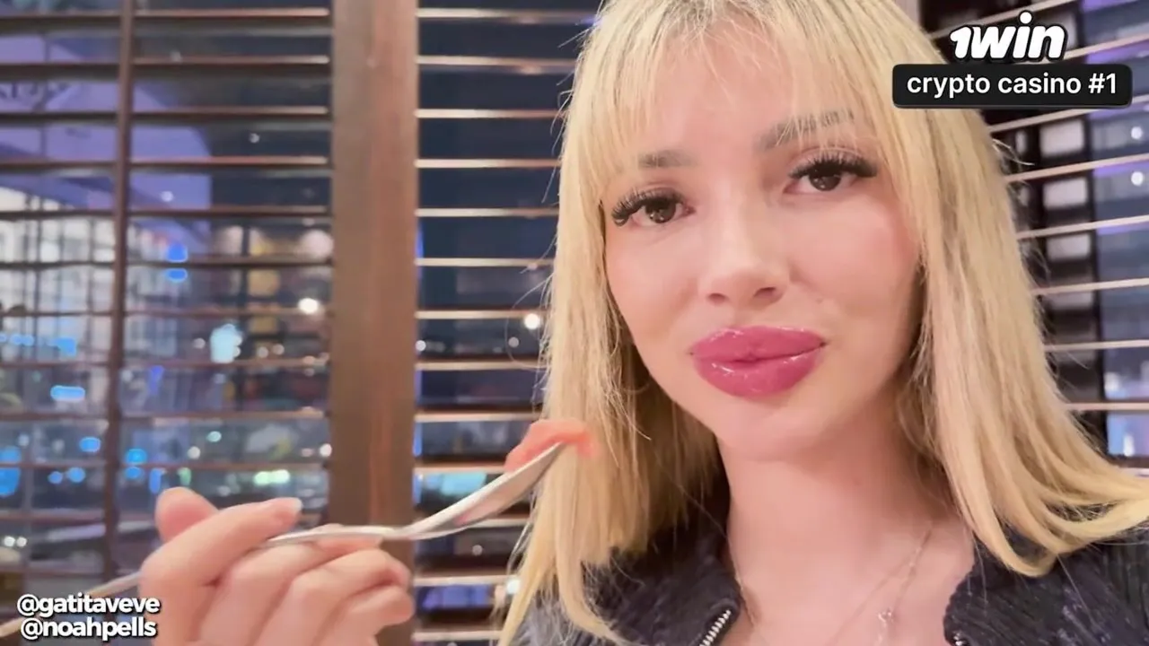 Gatita Veve's live show ends with a hot chilena sexcapade with her fan
