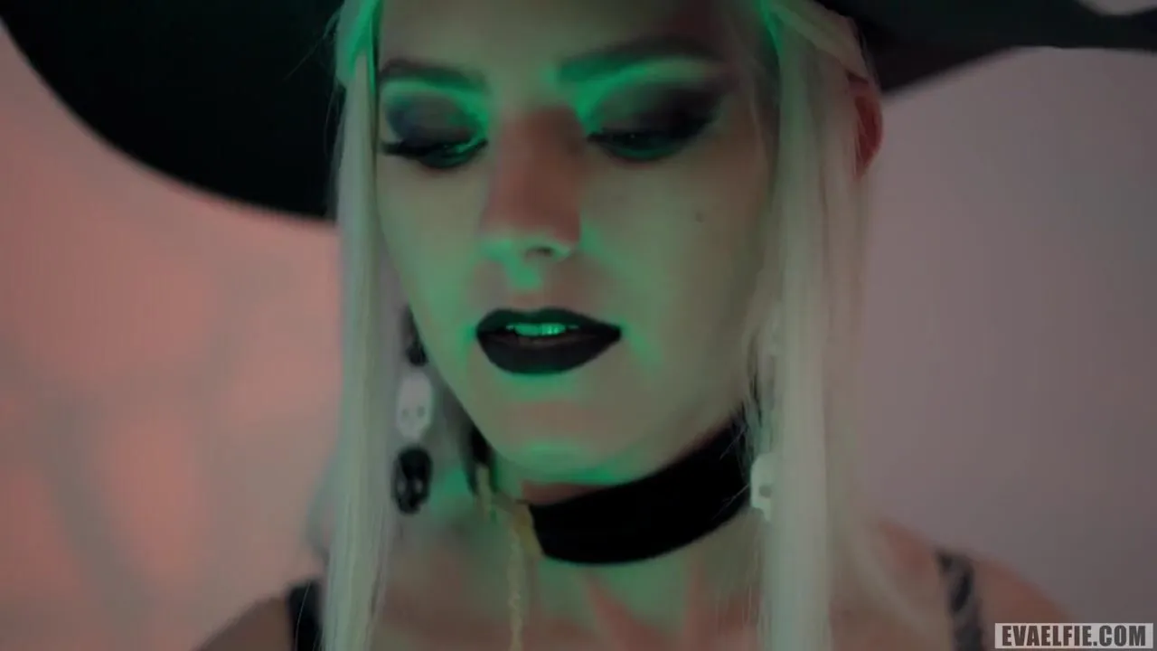 Eva Elfie gets her tight pink pussy filled with cum after hot sex and creampie