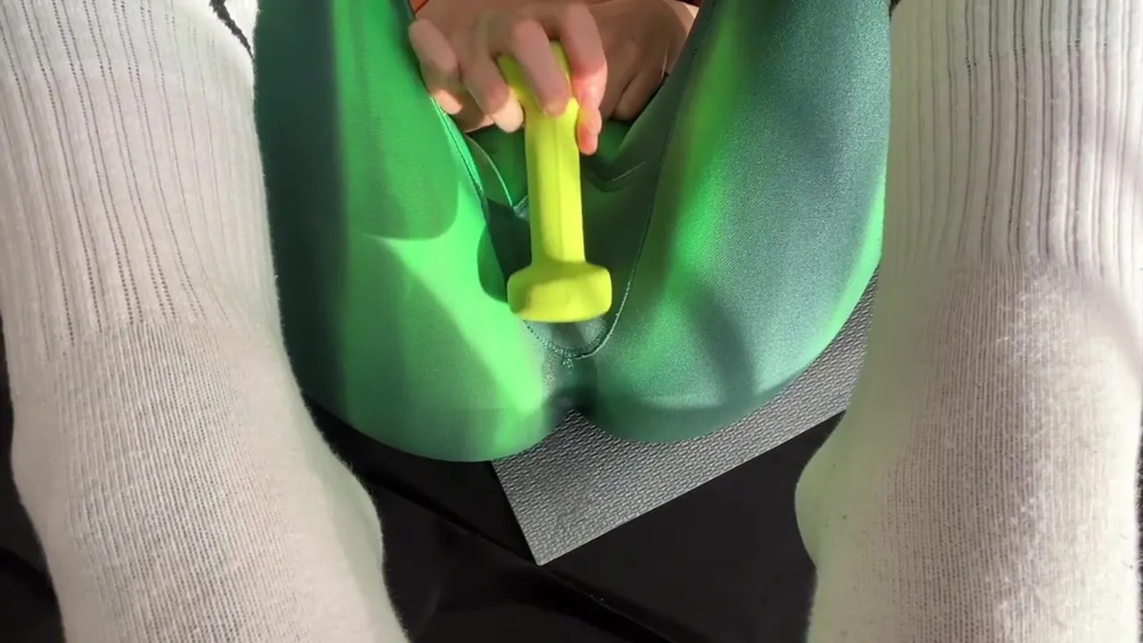 Watch Carolina Jackson's solo play and squirt - no strings attached!