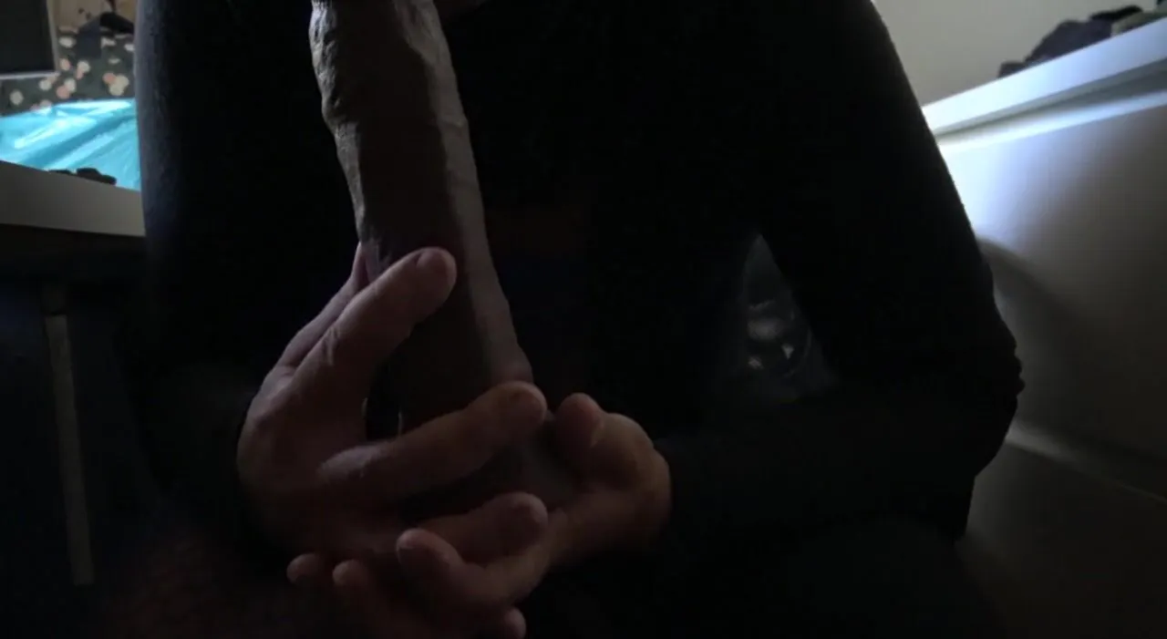 Stepdaughter's room: Turkish MILF Souzan Halabi rubs her hairy pussy solo