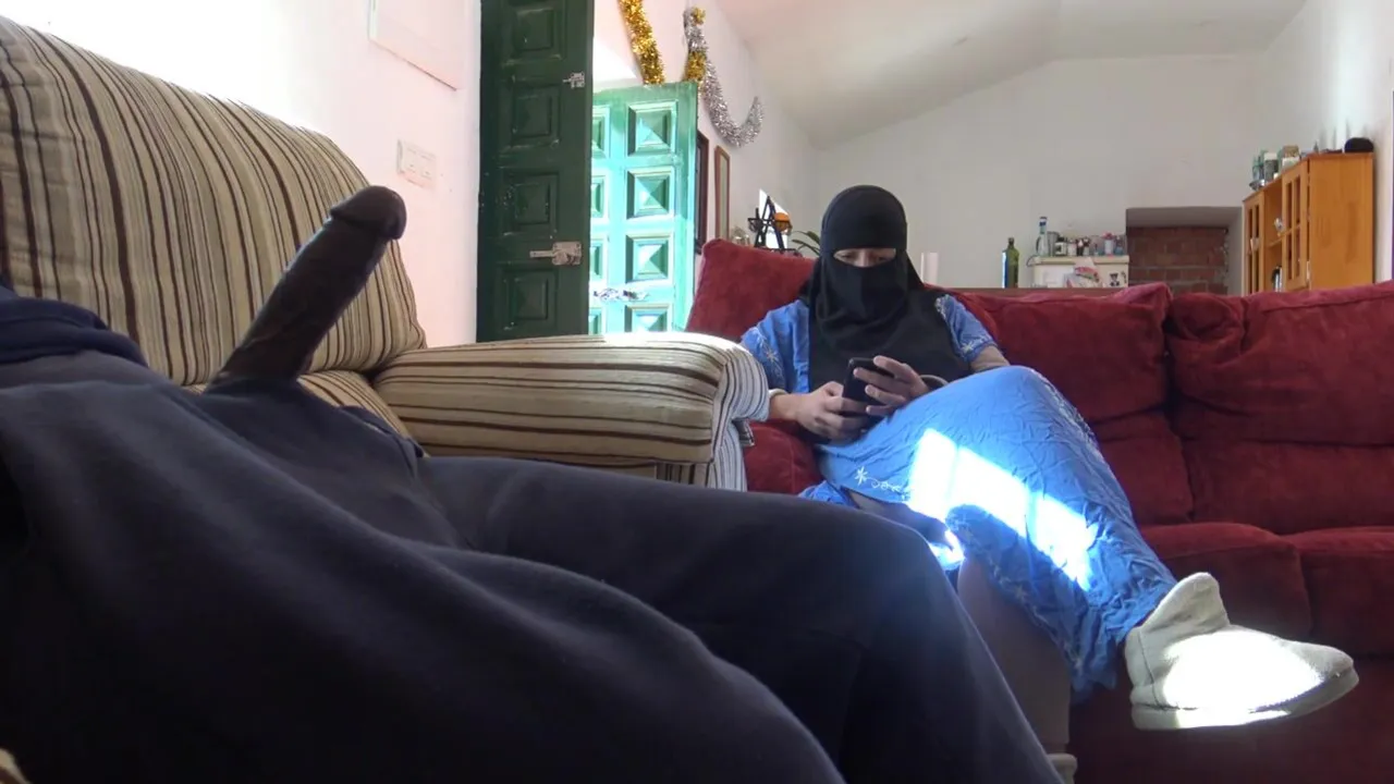 Amateur Muslim MILF Souzan Halabi shares her tight ass with her Turkish friend and gets creampied!